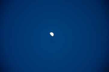 This is the moon photographed on April 30, 2013, at 22:27 p.m. on Shapingba Riverside Road in...