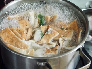 냄비에서 뜨겁게 끓고 있는 오뎅탕