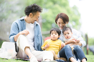 メインビジュアルにも！公園でピクニックをする家族...