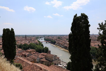 Blick in die Historische Altstadt von Verona in Italien	