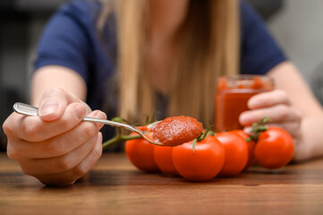 Domowy ketchup że świeżych pomidorów w słoiku i na łyżeczce - obrazy, fototapety, plakaty