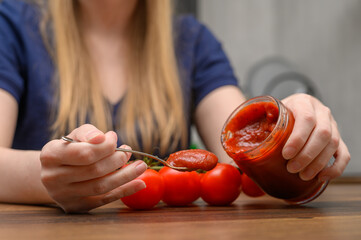 Włoska pasta pomidorowa jako dodatek do sosów do spagetti prosto ze słoiczka, keczup, przecier pomidorowy  - obrazy, fototapety, plakaty