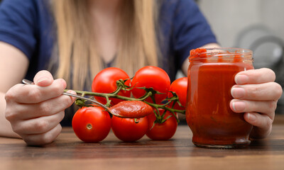 Domowy keczup zrobiony z pięknych dojrzałych czerwonych pomidorów, sos pomidorowy, przecier 
