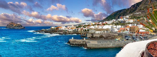Paisaje de la isla de Tenerife. Océano y pueblo costero, vista panorámica de la playa de Garachico. 
Paisaje marino en las Islas Canarias. Paisaje en el pueblo de Garachico.