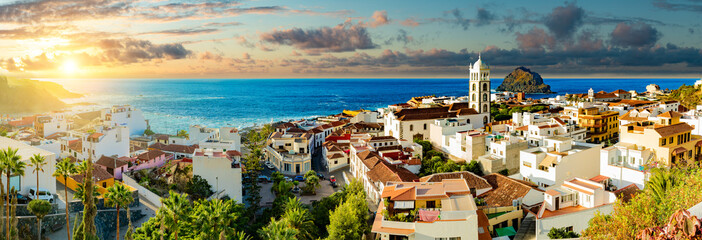 Paisaje de la isla de Tenerife. Océano y pueblo costero, vista panorámica de la playa de Garachico. 
Paisaje marino en las Islas Canarias. Paisaje en el pueblo de Garachico.