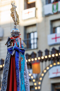 Bandera de banda de m&uacute;sica con fondo de alumbrado y balcones de la plaza de Espa&ntilde;a durante la fiesta del pasodoble en Alcoy donde participaron 24 bandas de m&uacute;sica y 4 agrupaciones de dulzainas