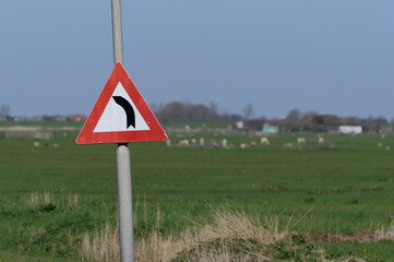 Warning sign before a sharp bend.