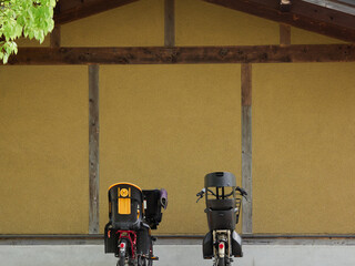 日本の和風の民家の駐輪場にある自転車の様子