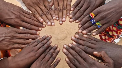 Deurstickers Afrikanische Hände im Kreis - Männer Hände aus Afrika in einer Gruppe  © Jeanette Dietl