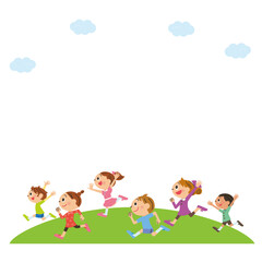子供達が丘の上を元気に走っている