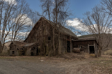 Fototapeta na wymiar Abandoned barn in the Delaware Water Gap National Recreation Area