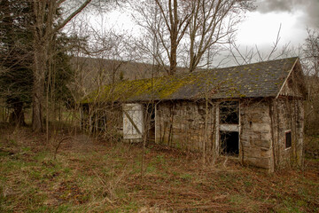 Fototapeta na wymiar Abandoned outbuilding in the Delaware Water Gap National Recreation Area