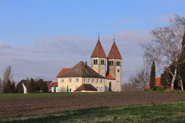 Fototapeta na wymiar Historische Kirche auf der Insel Reichenau im Bodensee