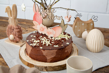 Frohe Ostern Torte mit Kuchen Dekoration aus Holz in rosa naturfarben