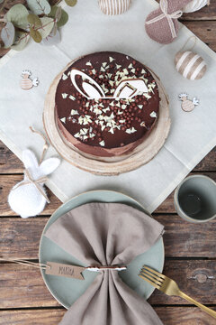 Torte zu Ostern mit Osterhase als Caketoper Dekoration 