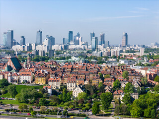 Panorama Warszawy z lotu ptaka nad Wisłą i centrum nowoczesne miasta w tle
