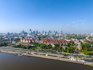 Panorama Warszawy z lotu ptaka nad Wisłą i centrum nowoczesne miasta w tle - obrazy, fototapety, plakaty