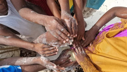 Deurstickers Afrikanische dunkelhäutige Kinder Hände in einer Gruppe als Team © Jeanette Dietl