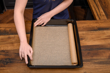 Wykładać formę do pieczenia brązowym silikonowanym papierem do pieczenia w rolce