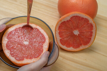Grapefruit przecięty na pół do jedzenia w miseczce 