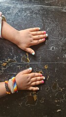 Kleine Hände von einem afrikanischem Kind - Mädchen mit lackierten Fingernägeln