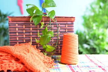 Crochê ou croché é o processo de criação de tecidos usando a agulha de crochê e algum fio...