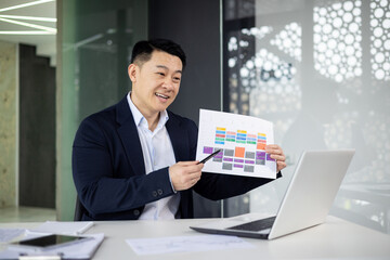 Fototapeta na wymiar Professional businessman presenting a colorful Gantt chart