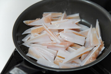 鶏軟骨を炒める様子