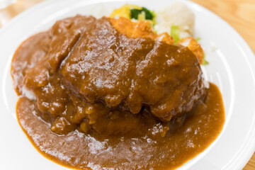 日本の熱海にある有名なカレーレストランのカツカレー