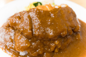 日本の熱海にある有名なカレーレストランのカツカレー