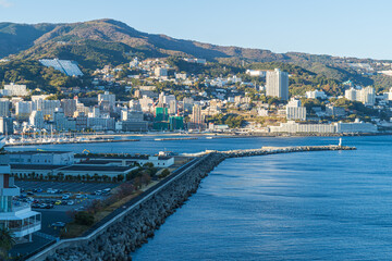 Fototapeta premium 再開発が進む、熱海のビーチとマンションとホテルの風景