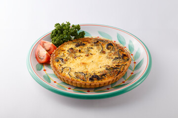 お皿に乗った美味しそうなキッシュ