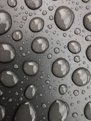 Gouttes d'eau sur une plaque métallique
