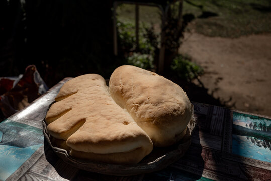 Pan casero con grasa en mesa al sol  artesanal llamado "corderito"