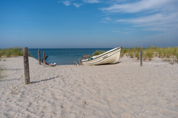 Ostsee Strand mit Boot und Dünen an der Ahrenshoop Ostseeküste im Fischland Darß