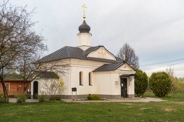 Fototapeta na wymiar Small white church 