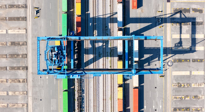 RTG cranes are lifting containers at the port.