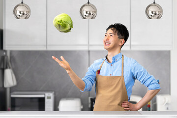 レタスを持つ笑顔の男性・料理イメージ