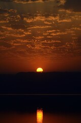 Puesta de Sol en el Mar Muerto, Jordania, sobre el desierto de Palestina.