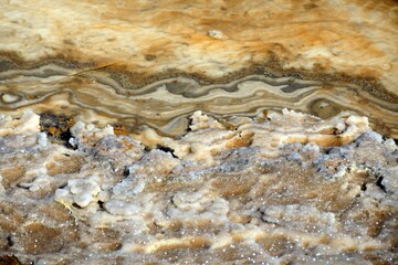 Agua transparente sobre capas de sal en la orilla del Mar Muerto, Jordania.