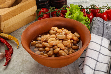 White canned beans in the bowl