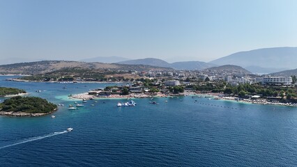 Hafen küste nähe dem strand in albanien ksamil saranda von oben mit der dji air 3 im sommer 