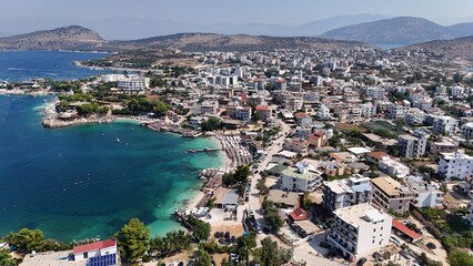 Hafen küste von albanien ksamil saranda von oben mit der dji air 3 im sommer urlaub vom strand aus - obrazy, fototapety, plakaty