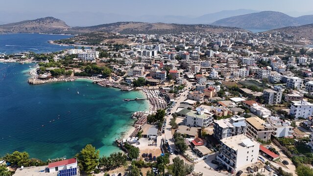 Hafen k&uuml;ste von albanien ksamil saranda von oben mit der dji air 3 im sommer urlaub vom strand aus