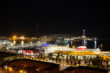 Fototapeta na wymiar Panorama nocturne du port de plaisance de Barcelone