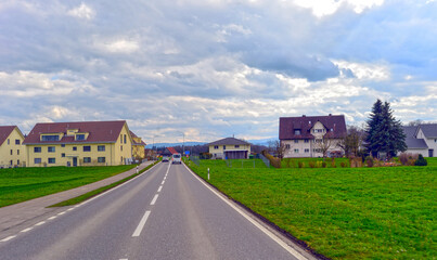 Fototapeta na wymiar Hauptstraße Langrickenbach Richtung Amriswil im Kanton Thurgau (Schweiz) 