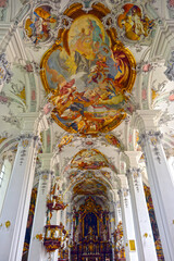 Innenansicht der Benediktinerklosterkirche St. Georg und Jakobus in Isny im Allgäu...
