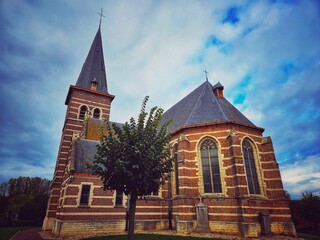 Murowany kościół katolicki w Belgii  - obrazy, fototapety, plakaty