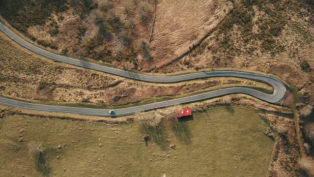 route &agrave; virage serr&eacute;, vu de drone au col d'izpegi