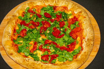 Arugula pizza with sun-dried tomatoes